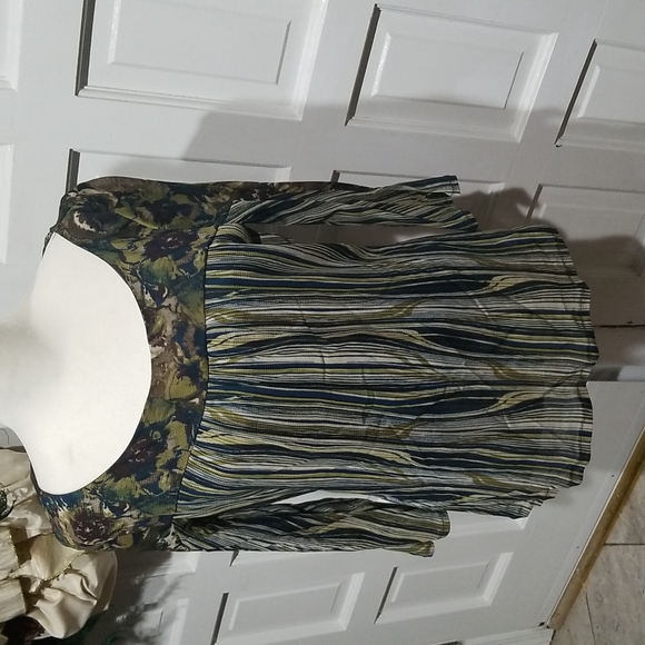 Axcess brand top. - Picture 1 of 9